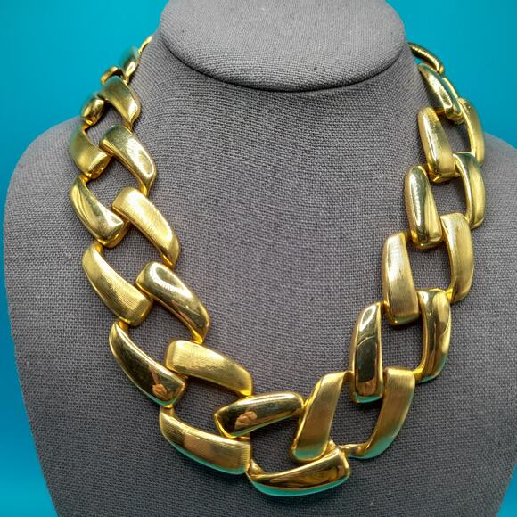 Vintage Chain Choker Necklace, Interlocking Gold Tone, 1980s - Picture 3 of 11